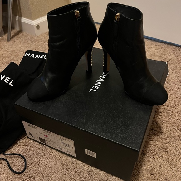 Authentic Chanel Black 17A Lambskin Leather Cc Pearl Short Ankle bootie 36.5 - Picture 3 of 11